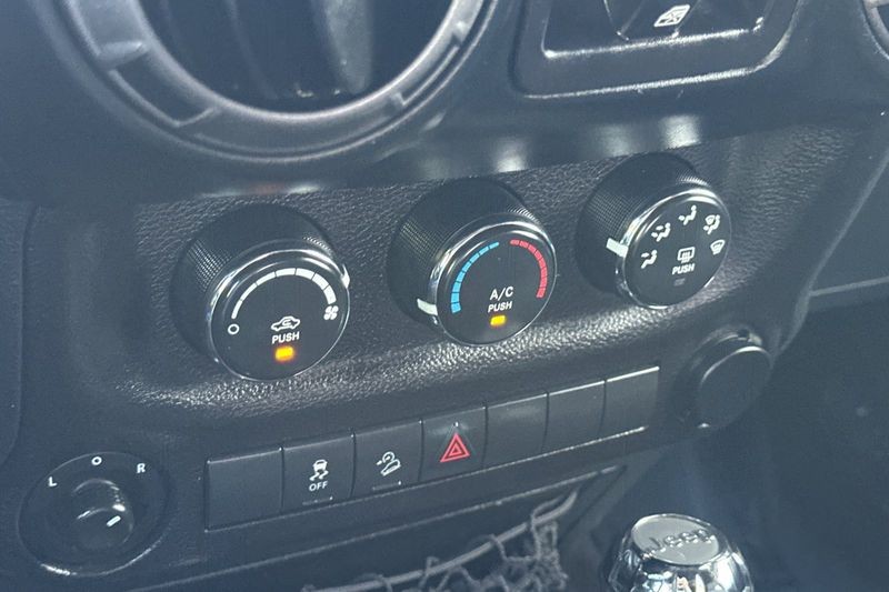 Jeep Wrangler JK Unlimited Vehicle Full-screen Gallery Image 19