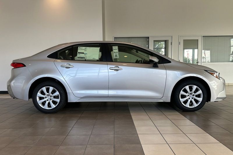 Toyota Corolla Hybrid Vehicle Full-screen Gallery Image 03
