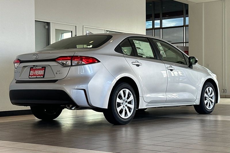 Toyota Corolla Hybrid Vehicle Full-screen Gallery Image 04