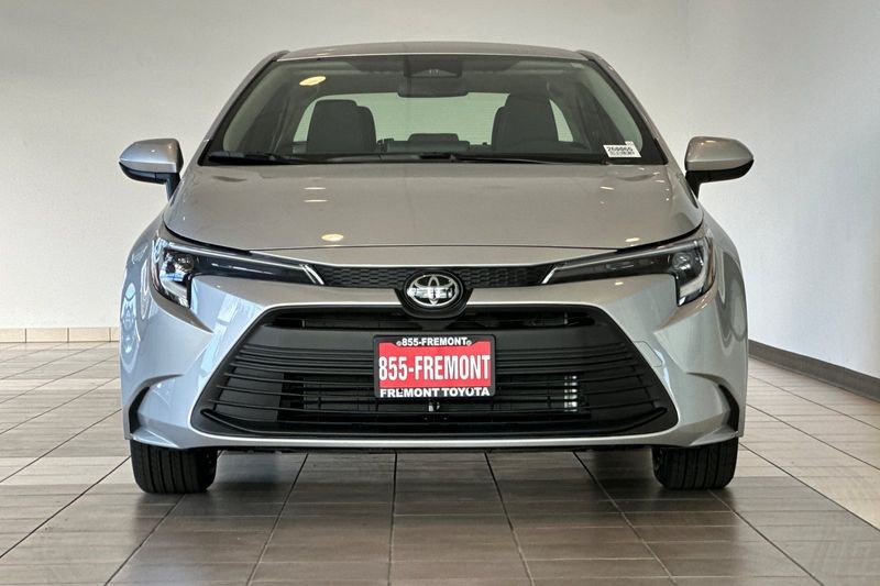 Toyota Corolla Hybrid Vehicle Full-screen Gallery Image 06