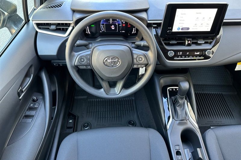 Toyota Corolla Hybrid Vehicle Full-screen Gallery Image 11