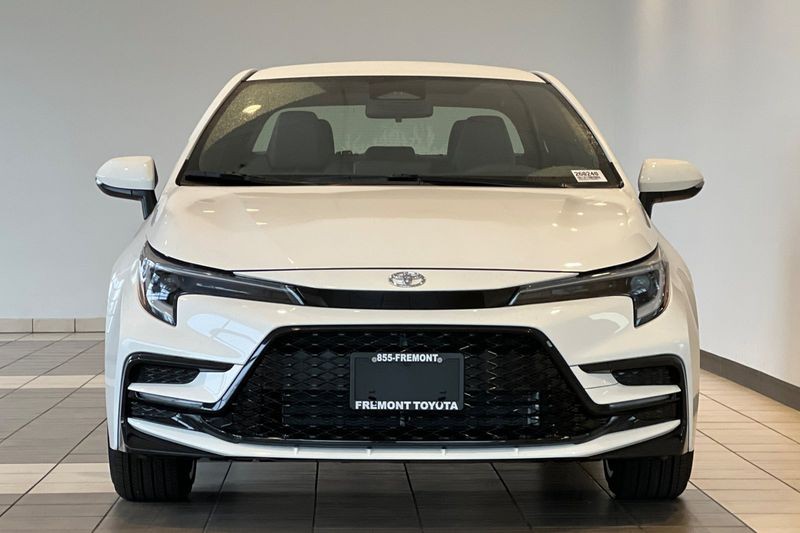 Toyota Corolla Hybrid Vehicle Full-screen Gallery Image 06