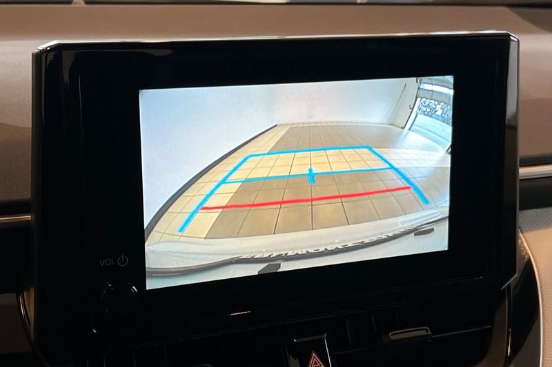 Toyota Corolla Hybrid Vehicle Full-screen Gallery Image 15