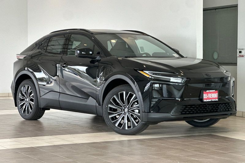 Toyota C-HR Vehicle Full-screen Gallery Image 02