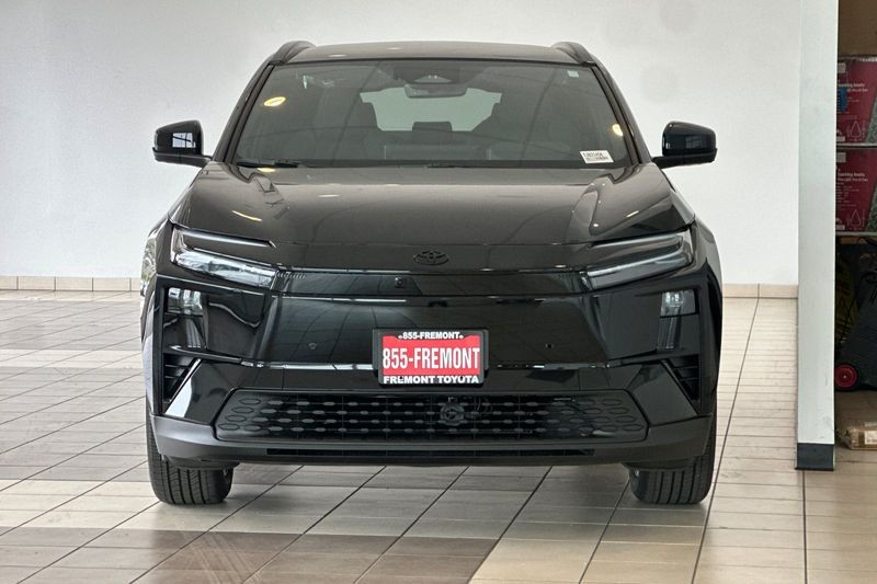 Toyota C-HR Vehicle Full-screen Gallery Image 06