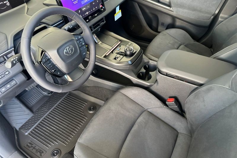 Toyota C-HR Vehicle Full-screen Gallery Image 07
