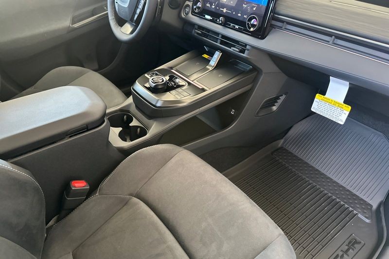 Toyota C-HR Vehicle Full-screen Gallery Image 13