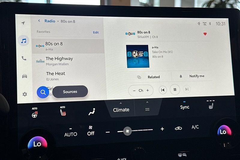 Toyota C-HR Vehicle Full-screen Gallery Image 15