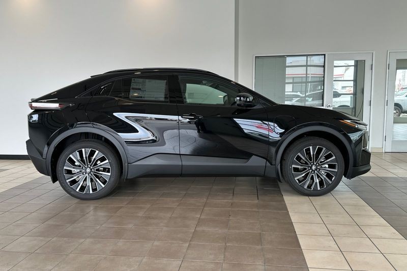 Toyota C-HR Vehicle Full-screen Gallery Image 03