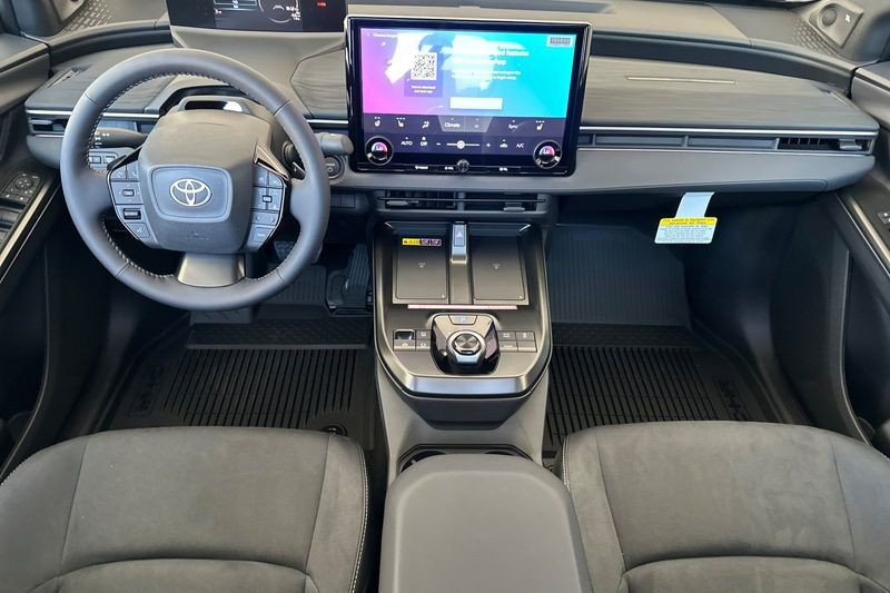 Toyota C-HR Vehicle Full-screen Gallery Image 10