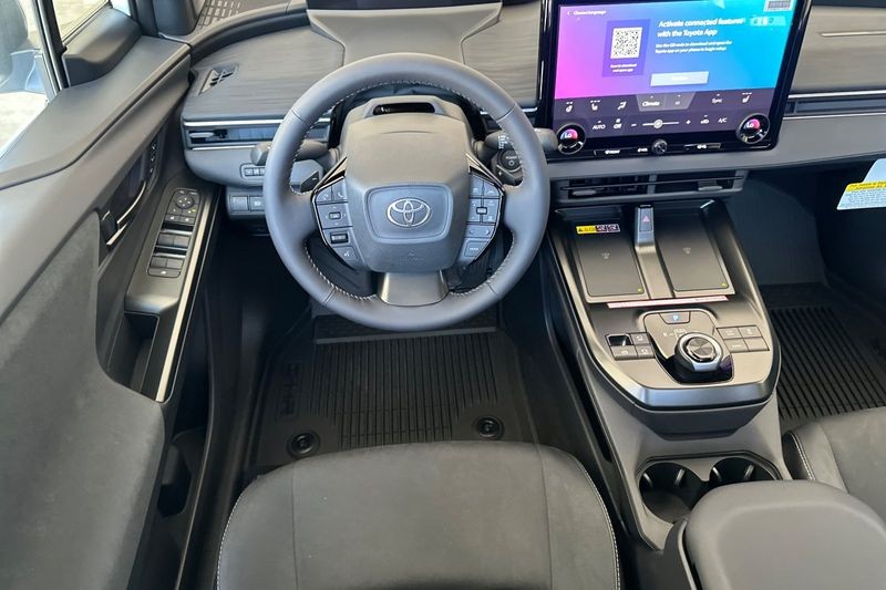 Toyota C-HR Vehicle Full-screen Gallery Image 11