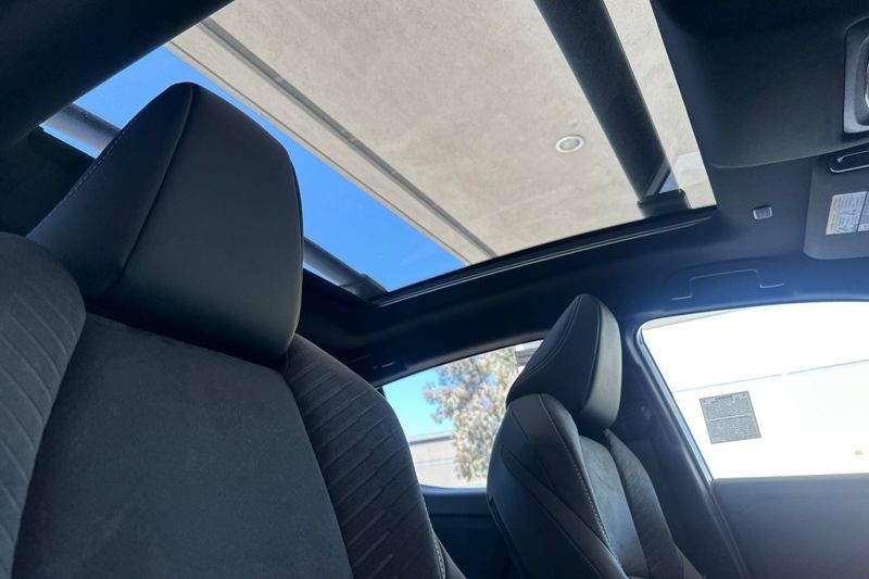 Toyota C-HR Vehicle Full-screen Gallery Image 14