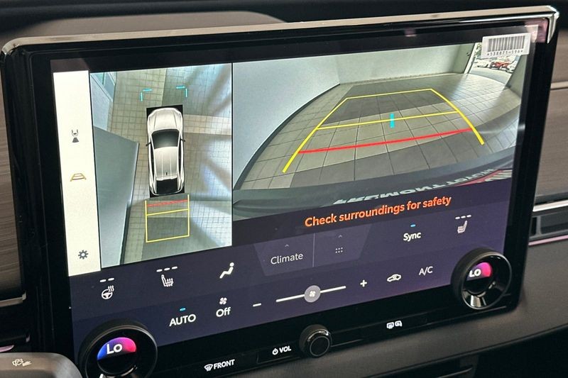 Toyota C-HR Vehicle Full-screen Gallery Image 17