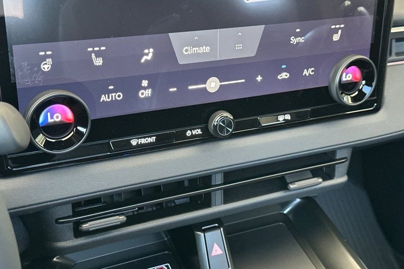Toyota C-HR Vehicle Full-screen Gallery Image 18