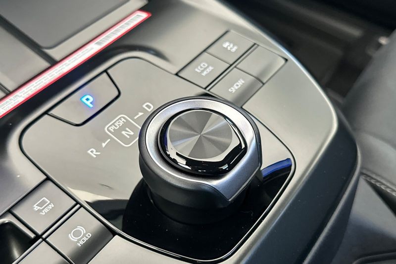 Toyota C-HR Vehicle Full-screen Gallery Image 19