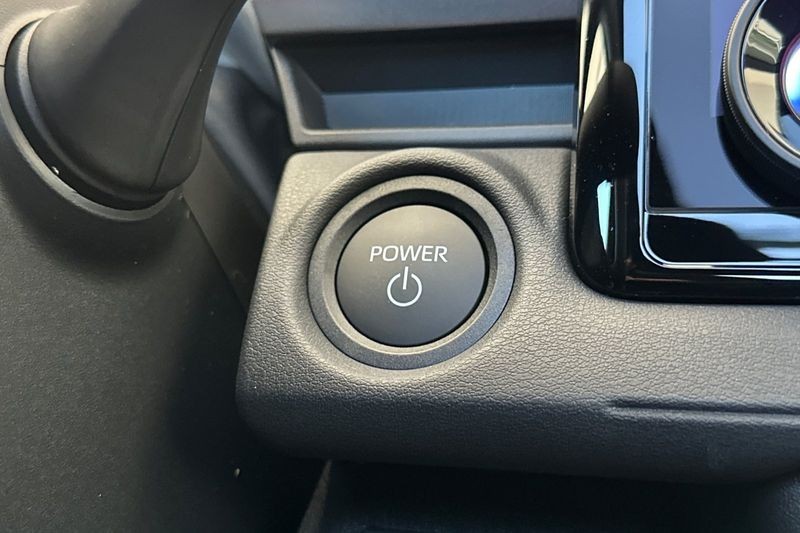 Toyota C-HR Vehicle Full-screen Gallery Image 20
