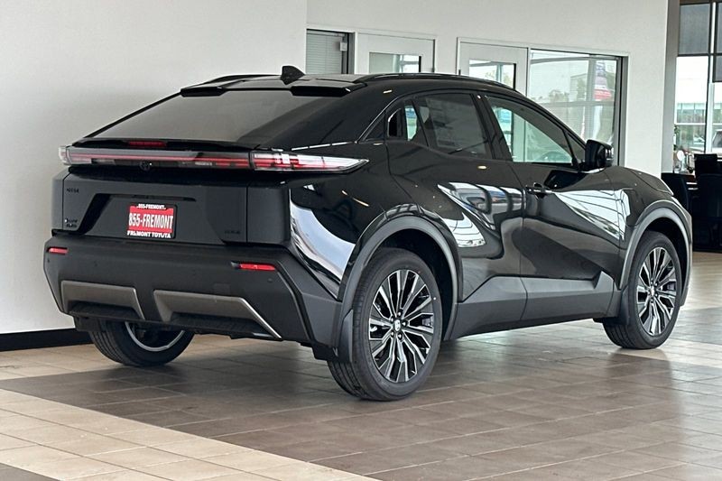 Toyota C-HR Vehicle Full-screen Gallery Image 04