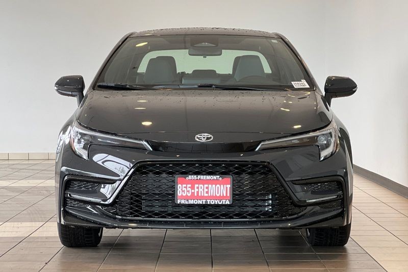 Toyota Corolla Hybrid Vehicle Full-screen Gallery Image 06