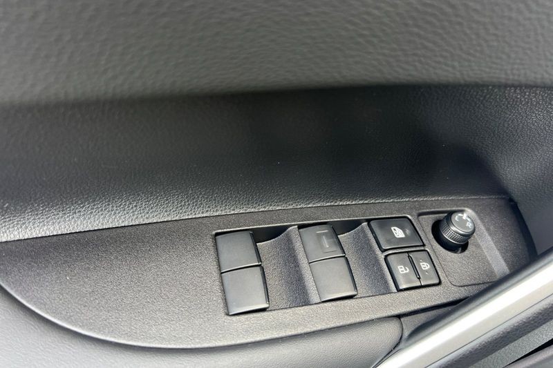 Toyota Corolla Cross Vehicle Full-screen Gallery Image 08