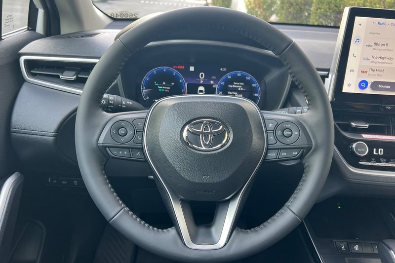 Toyota Corolla Cross Vehicle Full-screen Gallery Image 19