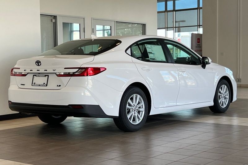 Toyota Camry Vehicle Full-screen Gallery Image 04