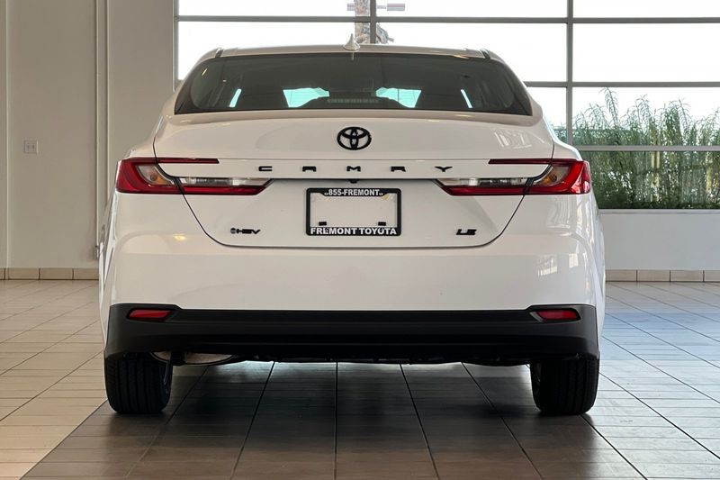 Toyota Camry Vehicle Full-screen Gallery Image 05