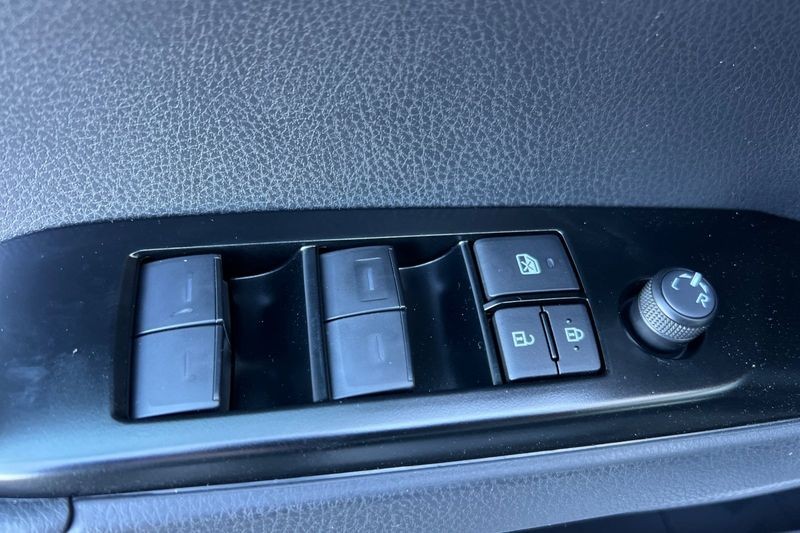 Toyota Camry Vehicle Full-screen Gallery Image 08