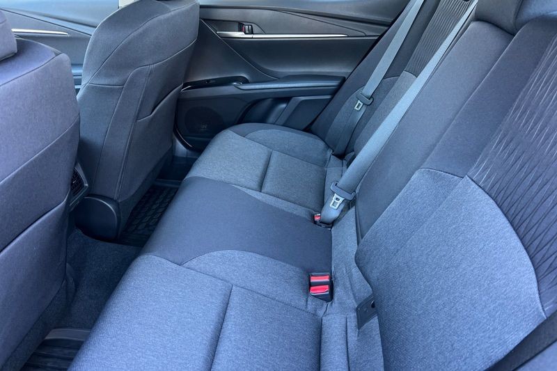 Toyota Camry Vehicle Full-screen Gallery Image 09