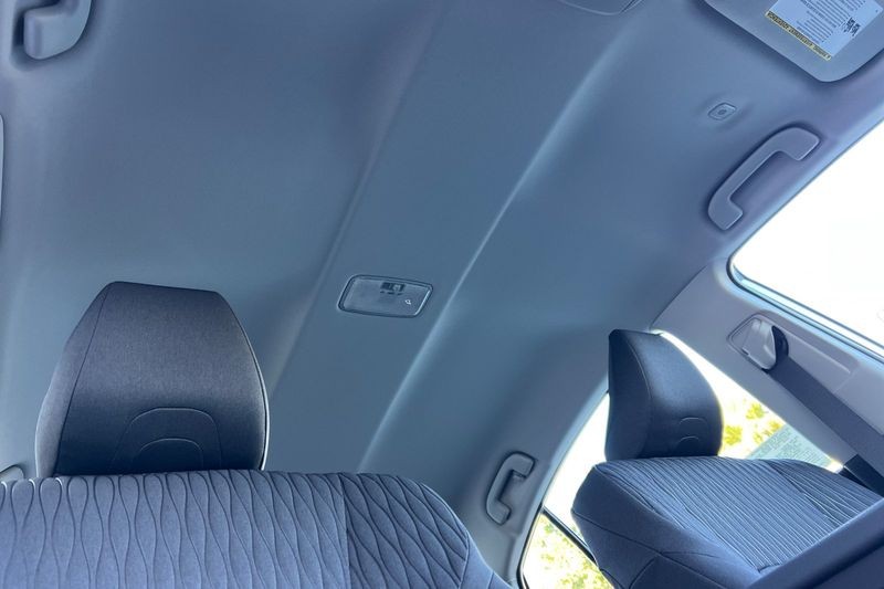 Toyota Camry Vehicle Full-screen Gallery Image 13