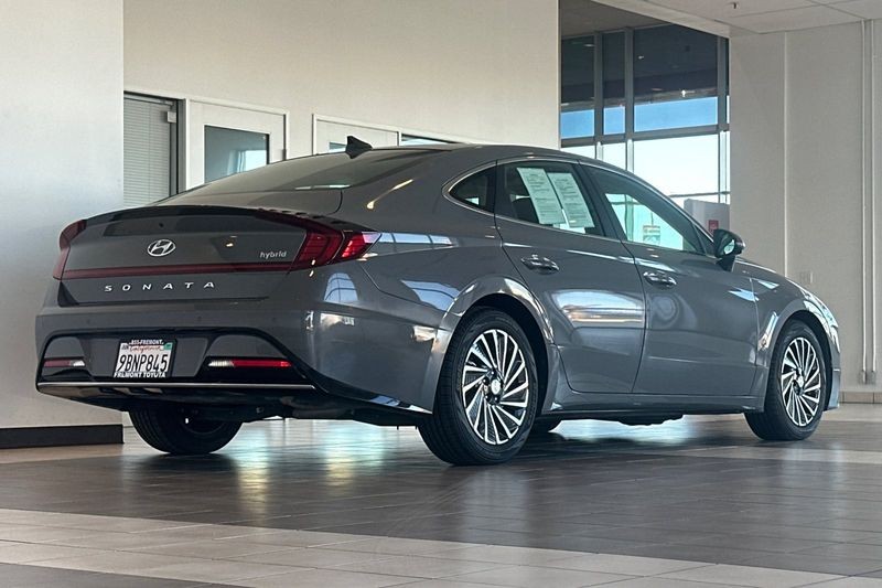 Hyundai Sonata Hybrid Vehicle Full-screen Gallery Image 04
