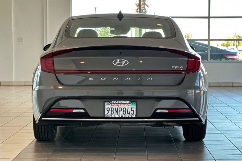Hyundai Sonata Hybrid Vehicle Full-screen Gallery Image 05