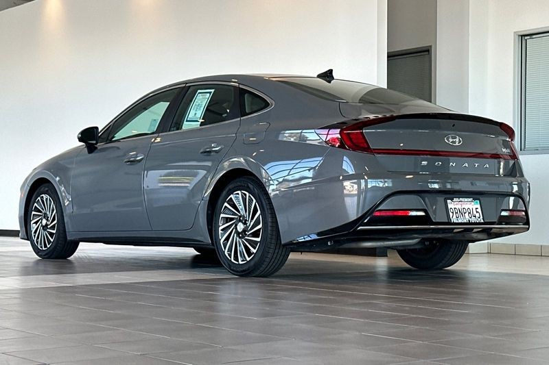 Hyundai Sonata Hybrid Vehicle Full-screen Gallery Image 06