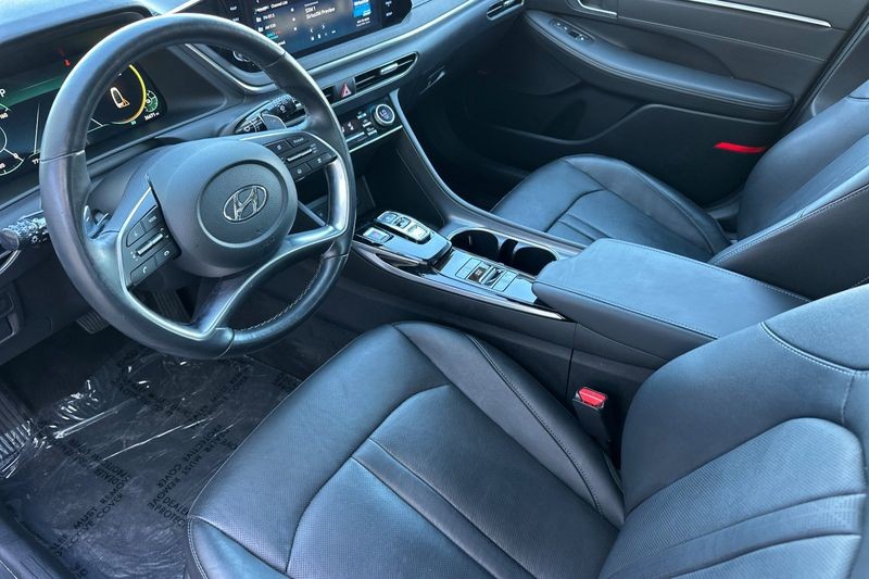 Hyundai Sonata Hybrid Vehicle Full-screen Gallery Image 10