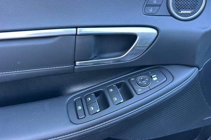 Hyundai Sonata Hybrid Vehicle Full-screen Gallery Image 11