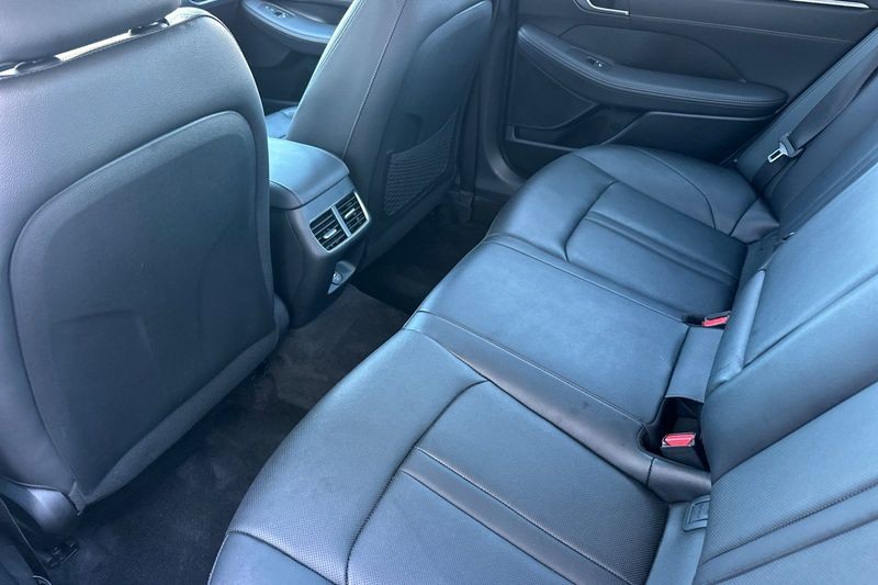 Hyundai Sonata Hybrid Vehicle Full-screen Gallery Image 12