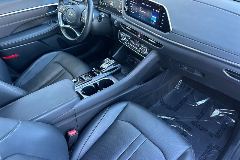 Hyundai Sonata Hybrid Vehicle Full-screen Gallery Image 15