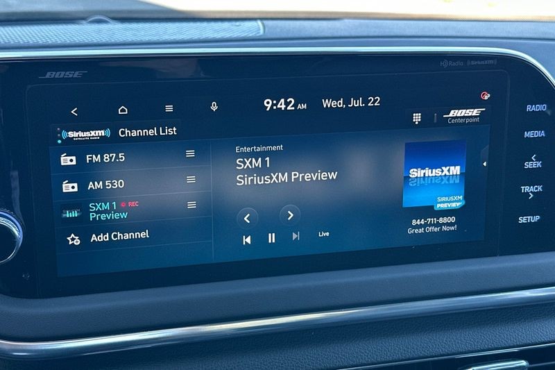 Hyundai Sonata Hybrid Vehicle Full-screen Gallery Image 17