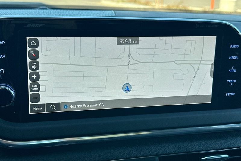 Hyundai Sonata Hybrid Vehicle Full-screen Gallery Image 18