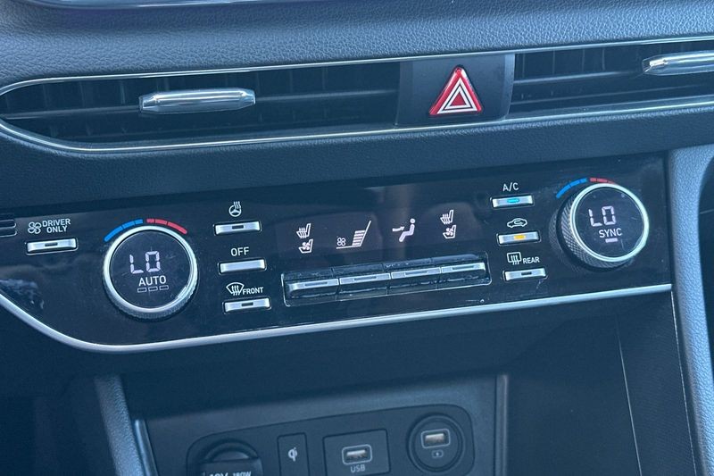 Hyundai Sonata Hybrid Vehicle Full-screen Gallery Image 20