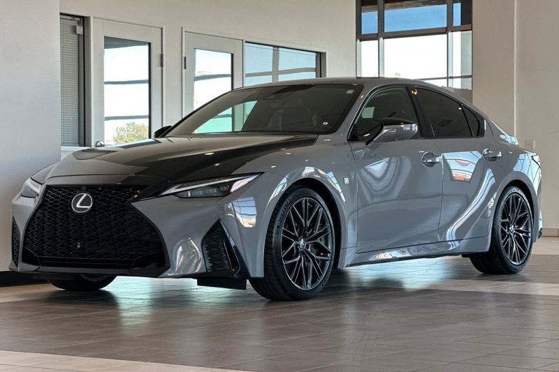 Lexus IS Vehicle Full-screen Gallery Image 08