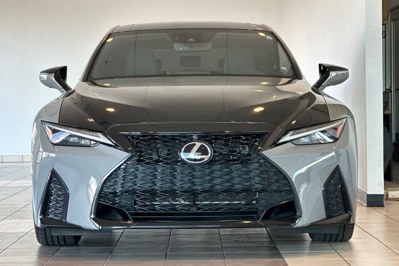 Lexus IS Vehicle Full-screen Gallery Image 09