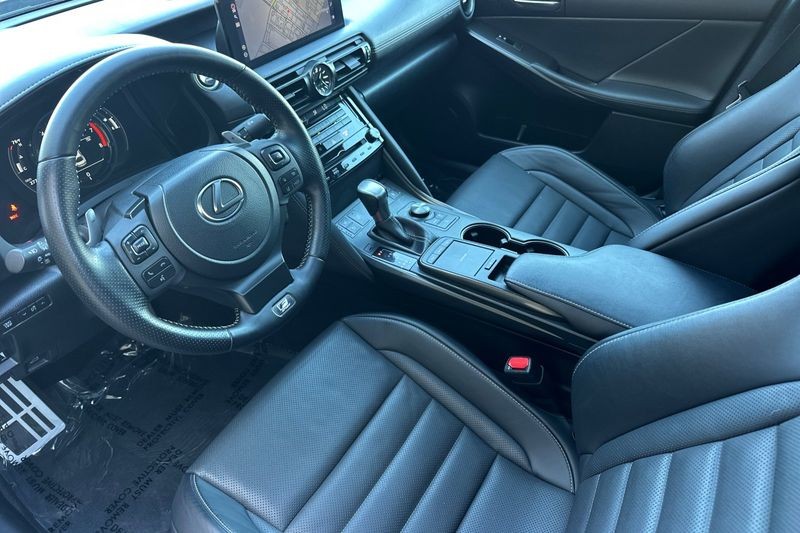 Lexus IS Vehicle Full-screen Gallery Image 10