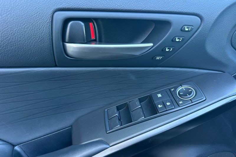 Lexus IS Vehicle Full-screen Gallery Image 11