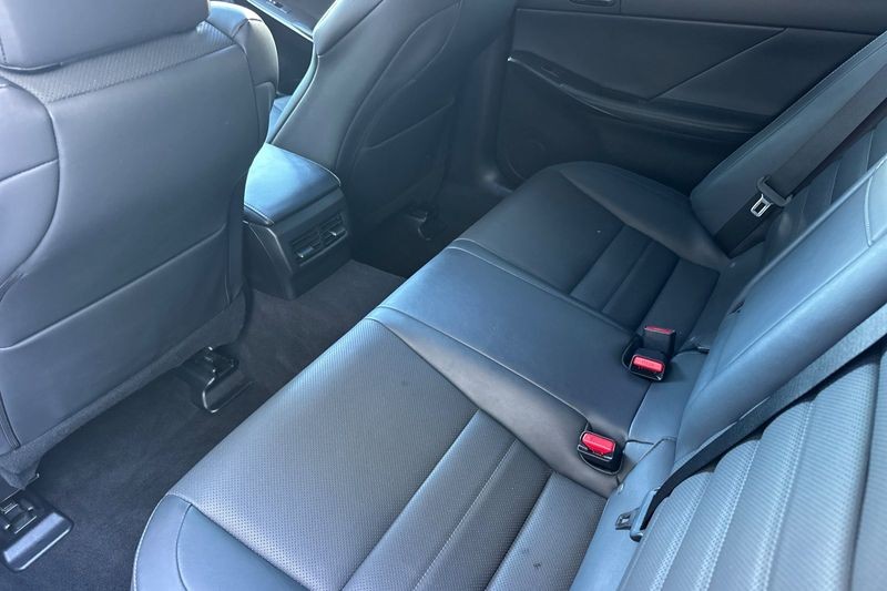 Lexus IS Vehicle Full-screen Gallery Image 12