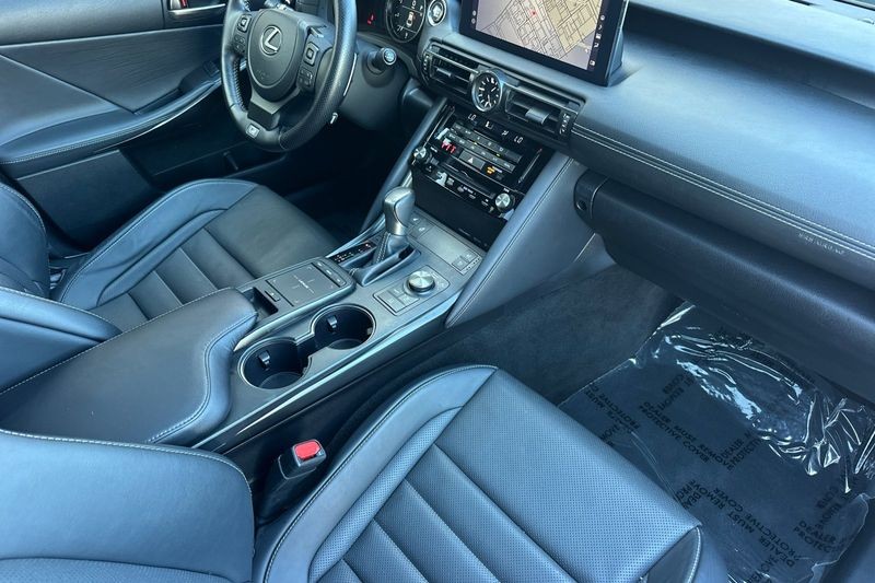 Lexus IS Vehicle Full-screen Gallery Image 15