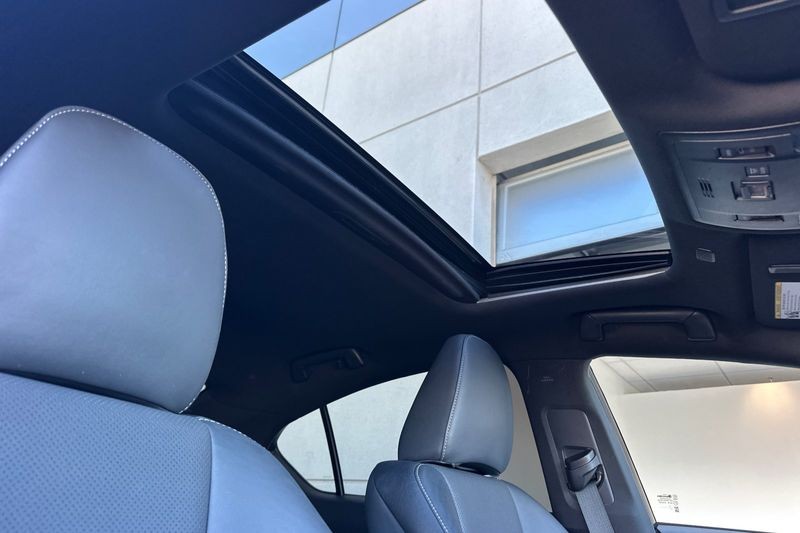 Lexus IS Vehicle Full-screen Gallery Image 16