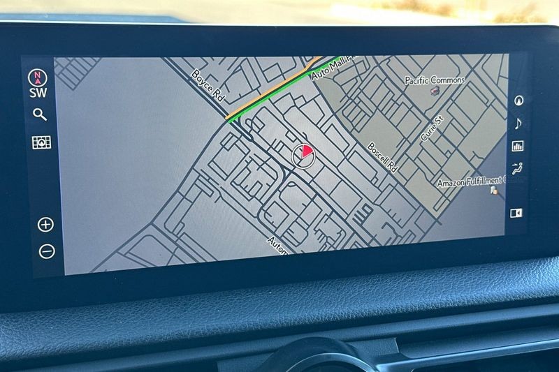 Lexus IS Vehicle Full-screen Gallery Image 18