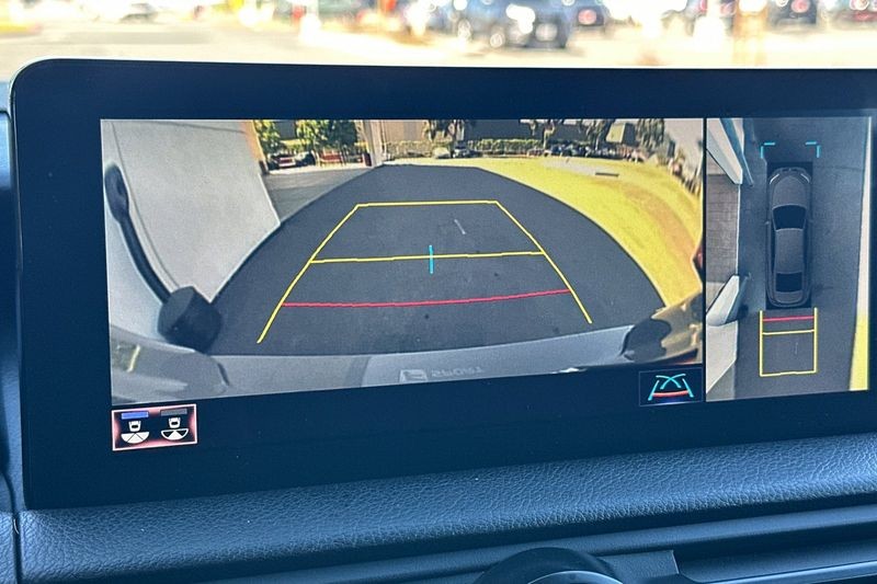 Lexus IS Vehicle Full-screen Gallery Image 19
