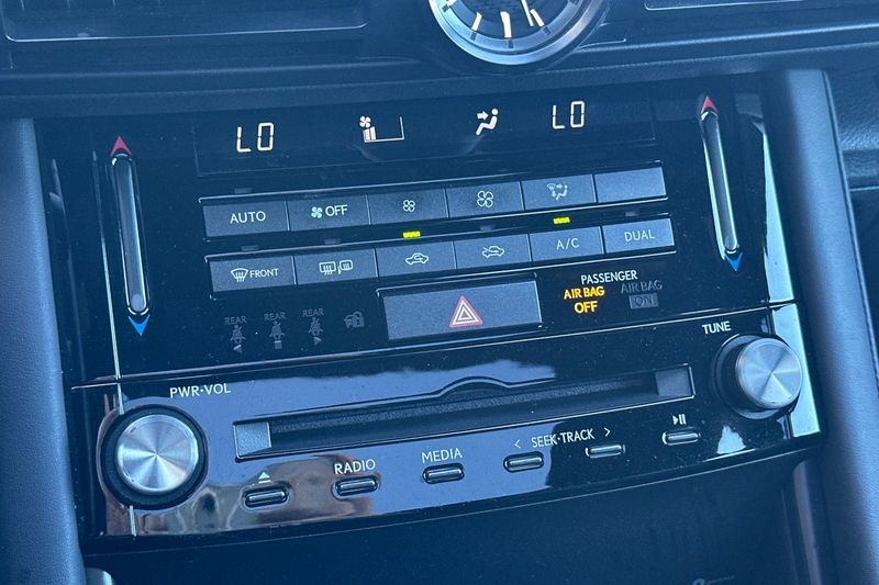 Lexus IS Vehicle Full-screen Gallery Image 20