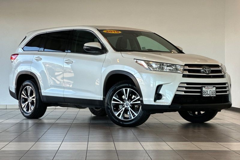 Toyota Highlander Vehicle Full-screen Gallery Image 02